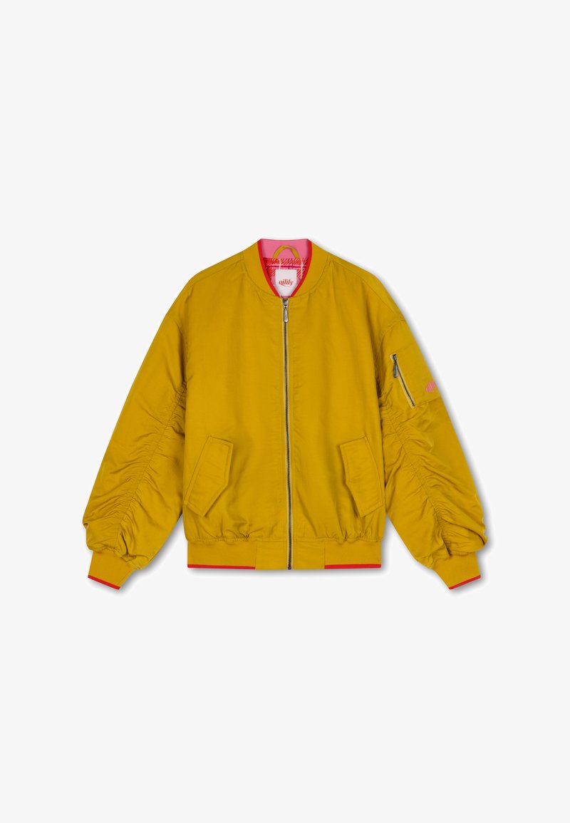 Gele bomberjack met een ritssluiting aan de voorkant, geribbelde boorden aan de mouwen en zoom, zijzakken en een roze binnenvoering. Heeft geplooide mouwen en een klein zakje met ritssluiting.