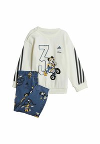 Felpa bianca con grafica blu del numero "3" e un personaggio in bicicletta. Pantaloni blu con stampe di cartoni animati. Tre strisce nere sulle maniche.