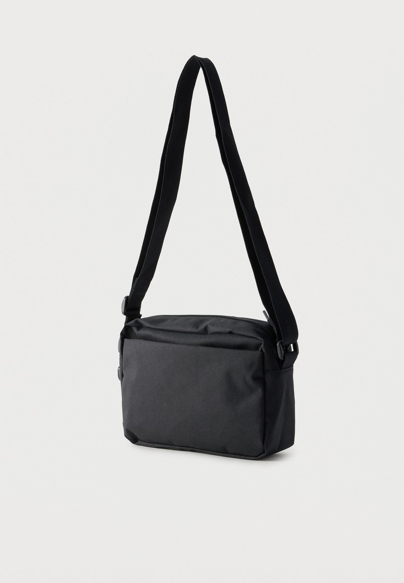 Schwarze rechteckige Umhängetasche mit verstellbarem Riemen, vordere Reißverschlusstasche und einfachem Design auf einfarbig hellem Hintergrund.