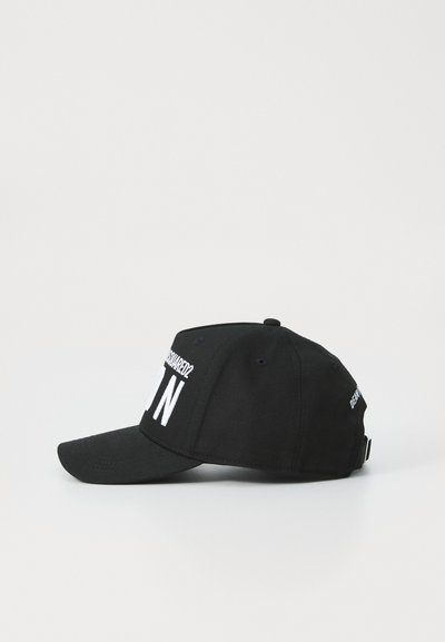 Sort baseball cap lavet af bomuld. Har en buet skygge, broderet hvid tekst foran og på siden, samt en justerbar plastrem.