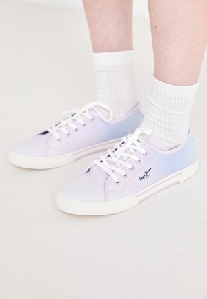 Heledad lilla ja sinised kanvas tossud valgete nööride ja kummitaldadega, külgedel logo ja kontrastsete värvipaneelidega.