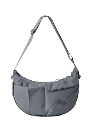 Graue Umhängetasche mit verstellbarem Riemen, zwei Fronttaschen und zwei runden Knöpfen auf einer Tasche, vor weißem Hintergrund dargestellt.