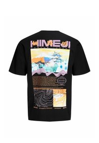 Sort T-shirt med korte ærmer med farverige grafik, inklusive tekst og billeder af Himeji Slot, et bjerg og abstrakte mønstre.