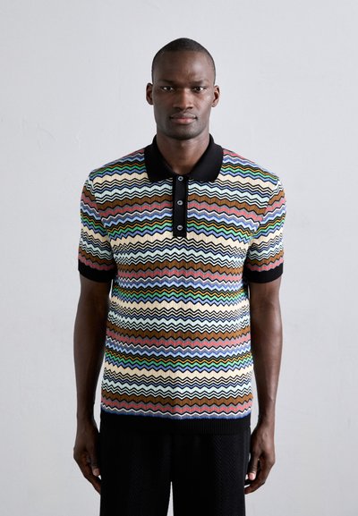 Kurzärmliges Poloshirt in mehreren Farben mit einem Zickzackmuster, geripptem Stoff, schwarzem Kragen und einer Knopfleiste mit fünf Knöpfen.