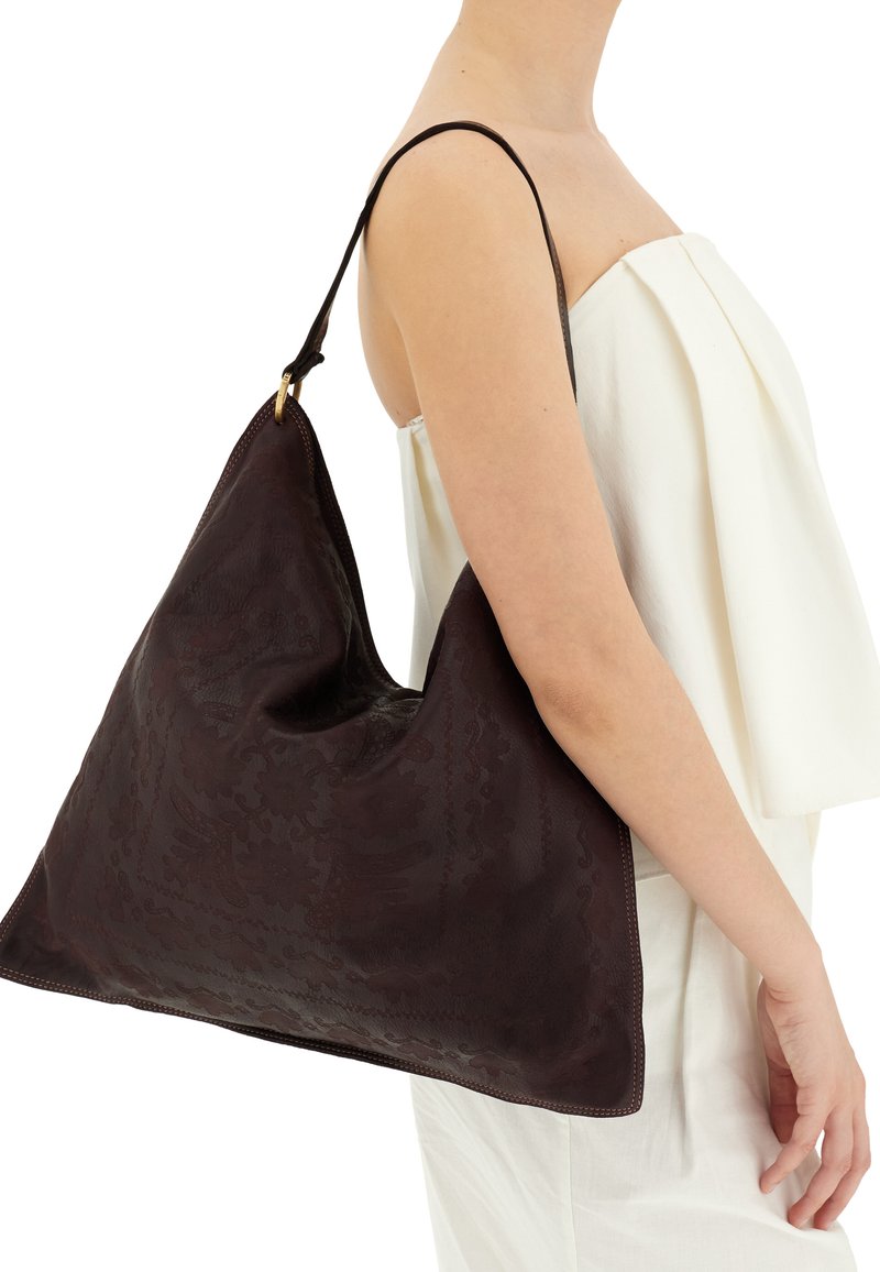 Borsa a spalla in pelle marrone scuro con motivo floreale testurizzato; forma triangolare con una sola tracolla e accentuazioni in oro.