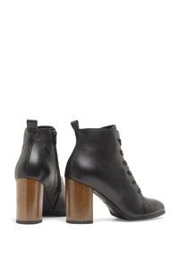 Czarne skórzane botki z teksturowanym wykończeniem, zapinane na suwak z boku, z przodu sznurowane oraz na masywnym drewnianym obcasie.