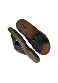 Heren sandalen met een donkerblauwe stoffen bovenkant met kruisbanden, een bruine suède voetbed en een gestructureerde rubberen zool. Opvallende rode accenten op de band.