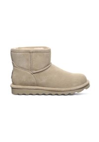 Beige Wildleder-Ankle Boots mit Schafsleder-Futter, flache Sohle mit Rillen und sichtbaren Nähdetails an den Seiten und hinten.