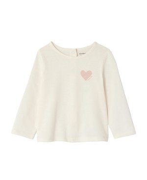Langärmliges Baumwolloberteil in Off-White mit einem weichen rosa Herzdruck auf der Brust. Verfügt über einen runden Halsausschnitt und einen Knopfverschluss auf der Rückseite.