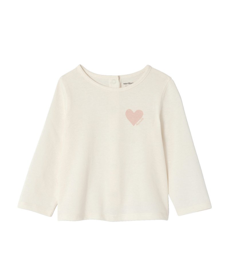 Langärmliges Baumwolloberteil in Off-White mit einem weichen rosa Herzdruck auf der Brust. Verfügt über einen runden Halsausschnitt und einen Knopfverschluss auf der Rückseite.