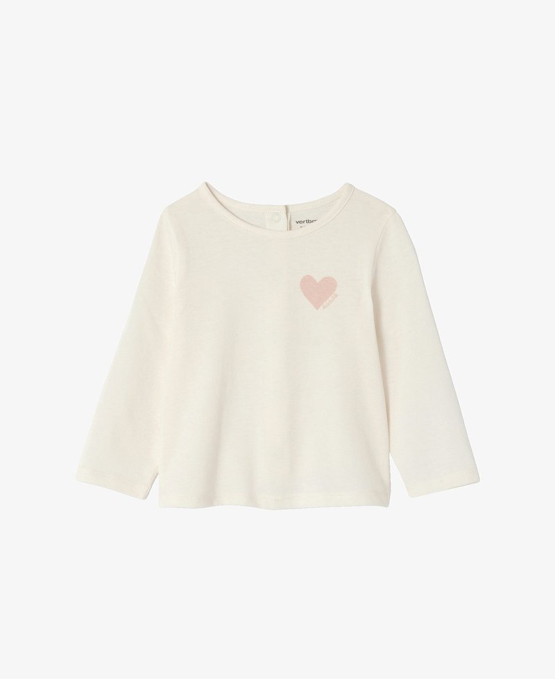 Langärmliges Baumwolloberteil in Off-White mit einem weichen rosa Herzdruck auf der Brust. Verfügt über einen runden Halsausschnitt und einen Knopfverschluss auf der Rückseite.