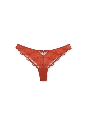 Tanga roja de encaje con bordes festoneados, un patrón floral y un panel frontal de tela sólida. Incluye un pequeño detalle en forma de chave en la parte posterior.