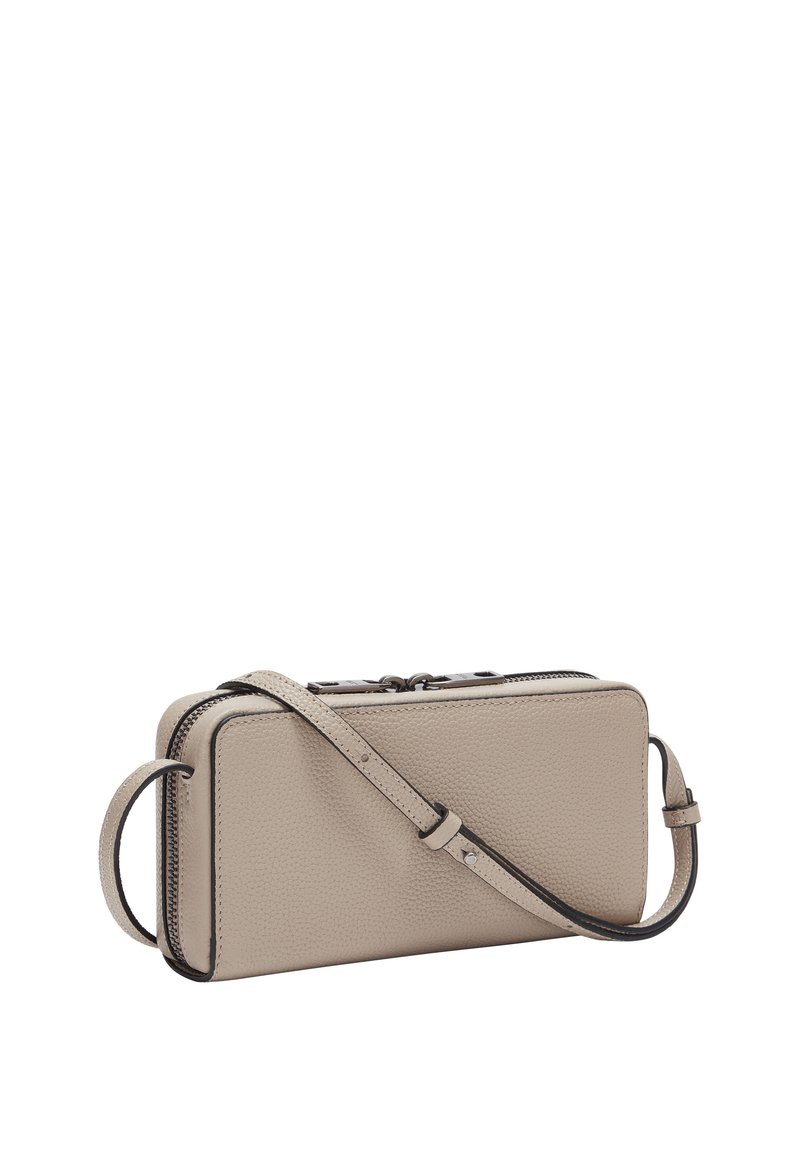 Beige Leder Umhängetasche, rechteckige Form, strukturierte Oberfläche, verstellbarer Riemen, Reißverschluss an der Oberseite, minimalistisches Design mit schwarzen Akzenten.