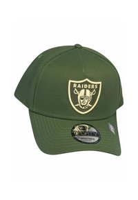 Grünes Baseballmütze mit verstellbarem Riemen, auf der Vorderseite mit einem cremefarbenen Raiders-Logo und einem runden, strukturierten Hutdesign.