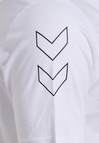 Hummel ELEMENTAL CHEVRON - T-shirt print - white