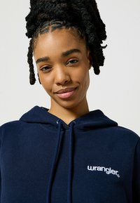 Wrangler REGULAR HOODIE - Felpa con cappuccio - navy