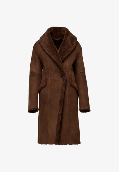 Pruun shearling-mantel, millel on lai krae, avatud esikülg, küljetaskud ja pehme viimistlusega tekstuuriga kangas. Pikad varrukad tooredate äärtega.