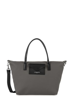 Sac fourre-tout en nylon gris avec des accents en cuir noir, présentant des poignées doubles, une bandoulière amovible, et une poche avant avec rabat.