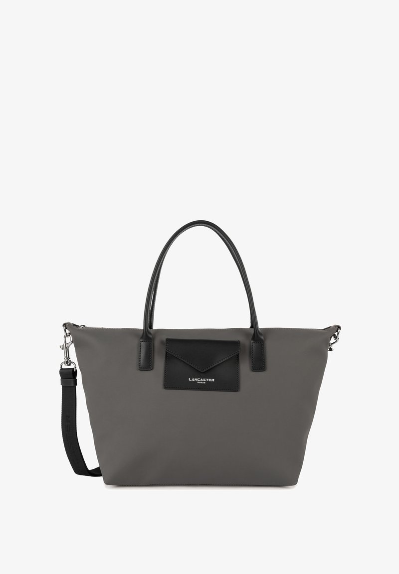 Borsa tote in nylon grigio con dettagli in pelle nera, dotata di doppie maniglie, una tracolla removibile e una tasca frontale con patta.