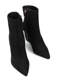 Czarne zamszowe botki za kostkę z ostrymi noskami, bocznymi zamkami błyskawicznymi i unikalnymi błyszczącymi blokowymi obcasami z wycięciami.