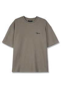 Szara prążkowana koszulka z luźnym krojem, z krótkimi rękawami i małym czarnym logo na piersi. Wykonana z miękkiego, teksturowanego materiału.