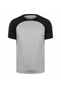 Camiseta deportiva de manga corta en gris y negro con cuello redondo, confeccionada en tejido suave; presenta un logo blanco de Nike en el pecho.