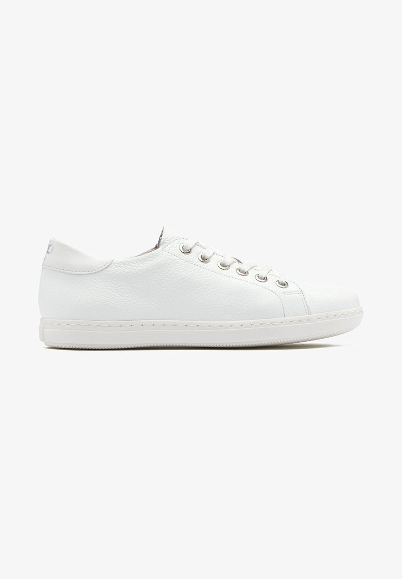 Baskets en cuir blanc avec une texture lisse, bout arrondi et six œillets. Design minimaliste avec une semelle contrastante et des accents cousus.
