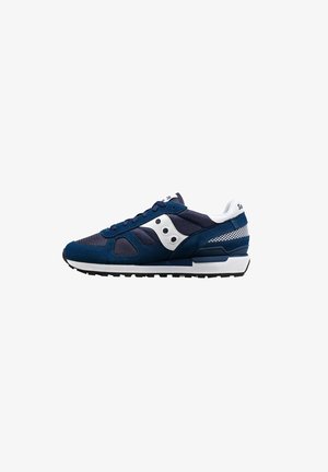 Scarpa da ginnastica sportiva blu navy e bianca con pannelli in mesh e camoscio, design con lacci e suola in gomma nera, isolata su sfondo bianco.