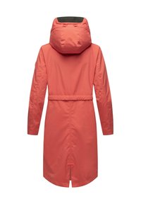 Długi koralowo-różowy płaszcz przeciwdeszczowy z kapturem, z wcięciem w talii, długimi rękawami i małym rozporkiem z tyłu u dołu, pokazany z tyłu.