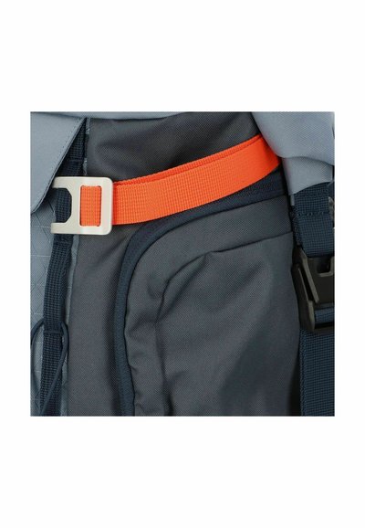 Sezione di uno zaino grigio da esterno con una tracolla arancione e una fibbia argentata, realizzato in un tessuto tecnico resistente e con cuciture visibili.
