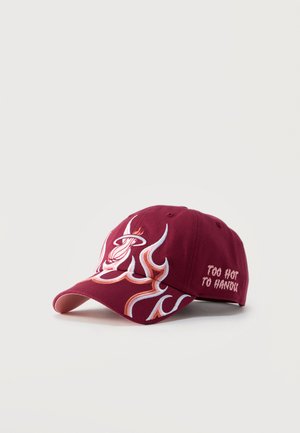 Casquette de baseball bordeaux avec des motifs de flammes, logo Miami Heat sur le devant, et "Too Hot To Handle" brodé sur le côté.