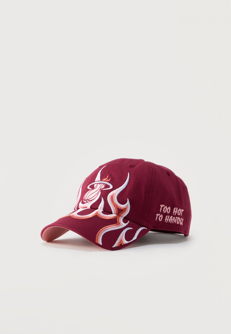 Mørkerød baseballcaps med flamme-design, Miami Heat-logo foran, og "Too Hot To Handle" brodert på siden.