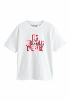 Hvid bomulds t-shirt med korte ærmer, der har rødt tekstdesign: "DET ER JULEAFTEN, BABE" og "THE POGUES" i fed skrift.