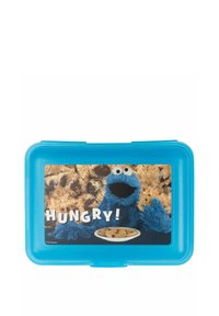 Lunch box di plastica blu con un design del Cookie Monster, che presenta un piatto di biscotti e il testo "FAMMI!" su uno sfondo di biscotti con gocce di cioccolato.