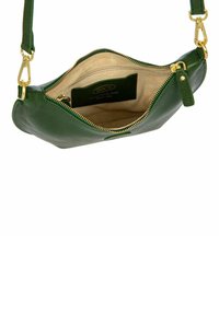 Sac à main en cuir vert de forme arrondie, avec une fermeture éclair dorée et un intérieur beige. Il possède une étiquette de marque et une sangle détachable.