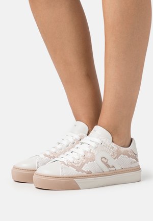 Sneakers bianchi con un design in stampa serpente rosa testurizzato, dettagli in pelle, lacci piatti e una suola in gomma chiara. Nome del marchio visibile.