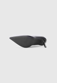 Fekete stiletto cipő hegyes orral, sima bőr felsőrésszel és karcsú magas sarkakkal, tiszta, elegáns kialakítással.