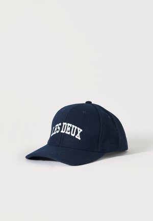 Casquette de baseball bleu marine avec texte brodé blanc "LES DEUX" à l'avant, présentée sur un fond clair uni.