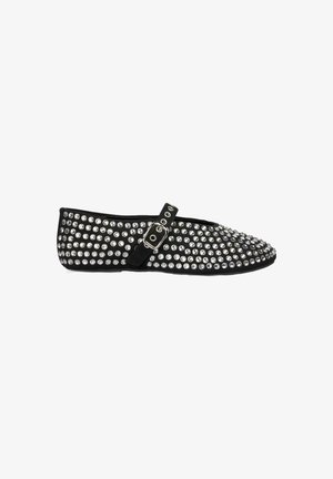 Zapato plano negro con rhinestones facetados, punta redondeada y una cinta de hebilla lateral. Material suave con una superficie texturizada y acentos decorativos.