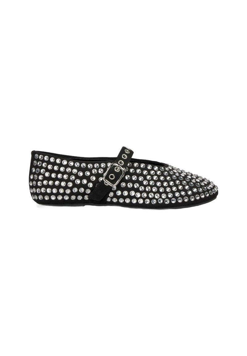 Zapato plano negro con rhinestones facetados, punta redondeada y una cinta de hebilla lateral. Material suave con una superficie texturizada y acentos decorativos.