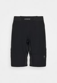 Schwarze Sportshorts mit glatter Textur, elastischem Bund und Venum-Logo. Das Design umfasst einen gespaltenen Saum für verbesserte Bewegungsfreiheit.