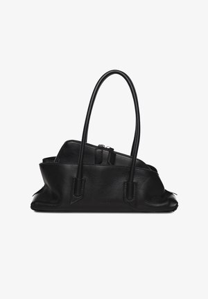 Zwarte leren handtas met twee lange hengsels en een vak met rits aan de binnenkant, geplaatst tegen een witte achtergrond.