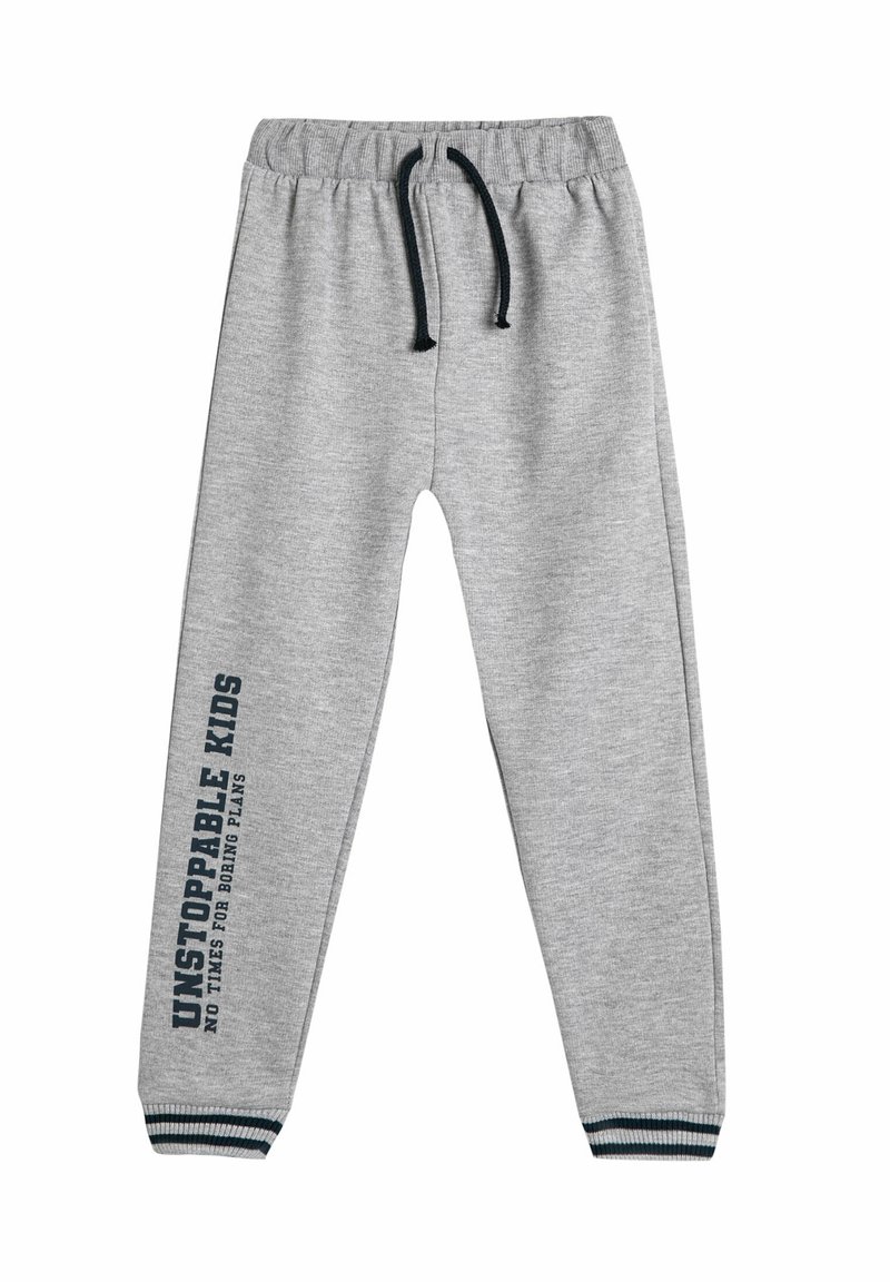 Pantalones deportivos de color gris claro con cintura ajustable, puños acanalados y la leyenda "NIÑOS IMPARABLES" impresa en negrita negra en la pierna izquierda.