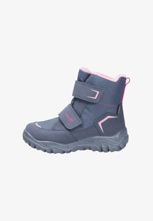 Dunkelblaue Knöchelstiefel mit pinken Akzenten, zwei Klettverschlüssen, strukturiertem Stoff und einer robusten Sohle für besseren Halt. Weiches Futter am oberen Rand.