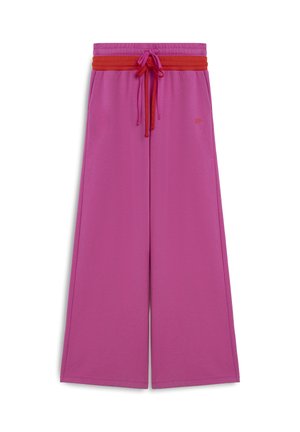 Pantalones de pierna ancha en rosa con una cintura elástica roja a contraste y cordones, con bolsillos laterales y un pequeño logo sutil en la parte delantera.