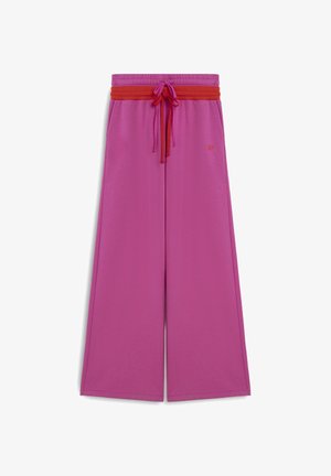 Pantalon à jambes larges de couleur rose avec une ceinture élastique rouge contrastante et des cordons de serrage, équipé de poches latérales et d'un petit logo discret à l'avant.