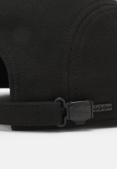 Casquette noire en tissu texturé, avec une visière incurvée, une sangle ajustable avec un clip noir et un détail de logo subtil.
