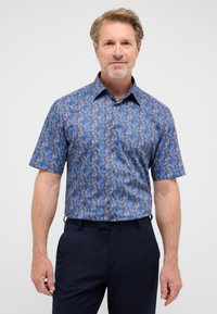 Korte mouwen shirt in het blauw met een ingewikkeld loofpatroon, voorzien van een knoopsluiting kraag en een relaxte pasvorm; de stofstructuur lijkt glad.
