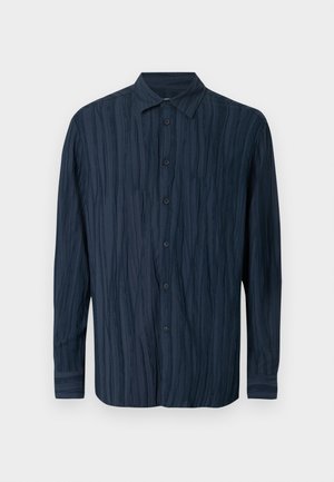 Koszula z długim rękawem w ciemnym granacie, z teksturowanymi paskami, zapięciem na guziki z przodu i klasycznym kołnierzykiem. Lekka tkanina o luźnym kroju.