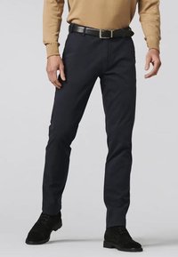 Chinos bleu marine fabriqués en tissu mélangé coton, présentant une coupe slim, des poches latérales et un design classique à cinq poches. Ceinturé à la taille.